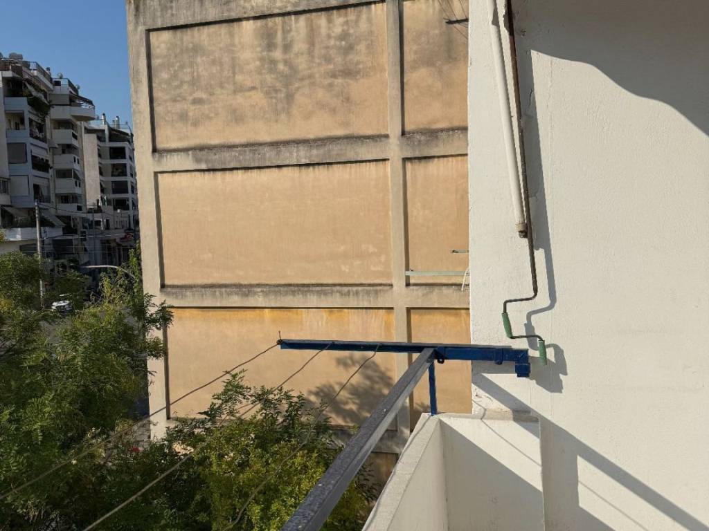 Μπαλκόνι Σαλονιου και κουζίνας