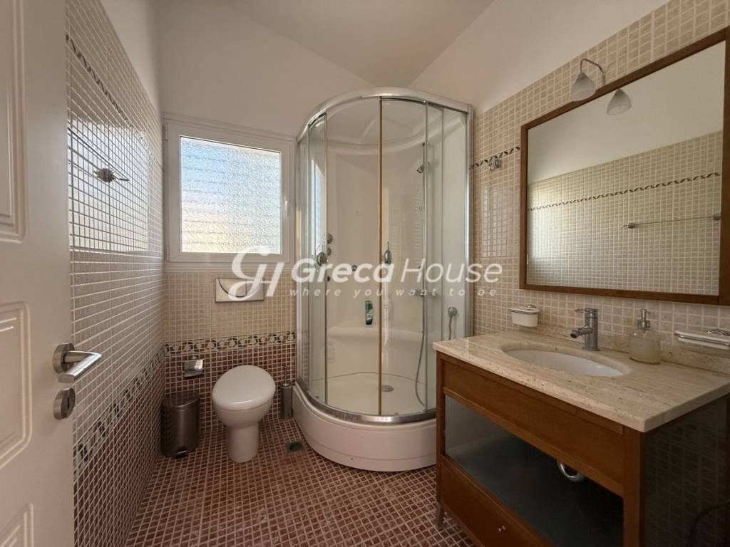 Monokatoikia pros polese Porto CHeli