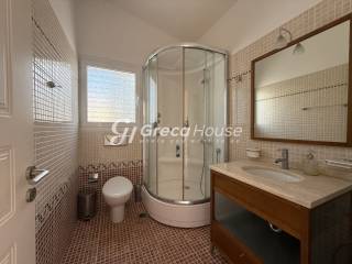 Monokatoikia pros polese Porto CHeli