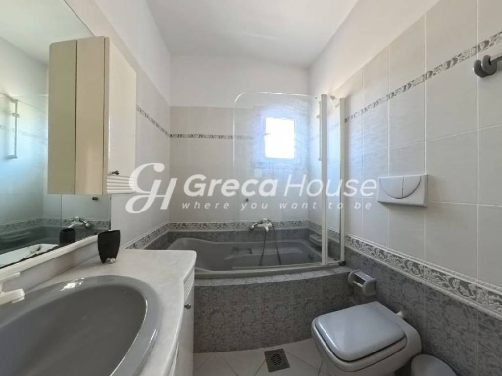 Monokatoikia pros polese Porto CHeli