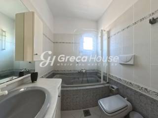 Monokatoikia pros polese Porto CHeli