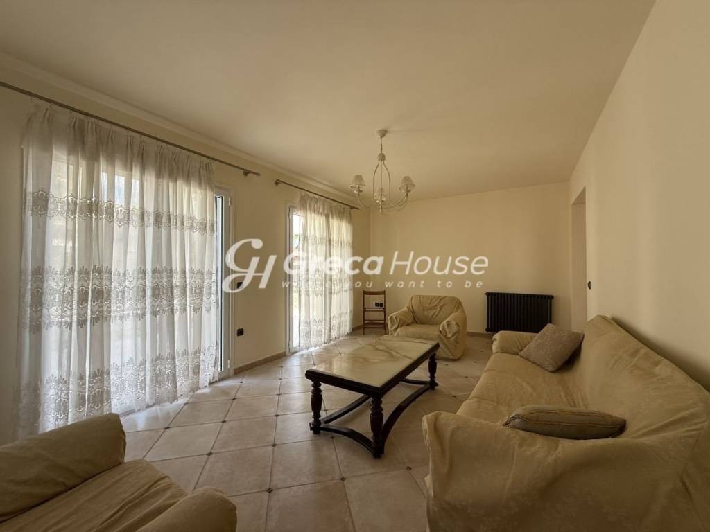 Monokatoikia pros polese Porto CHeli