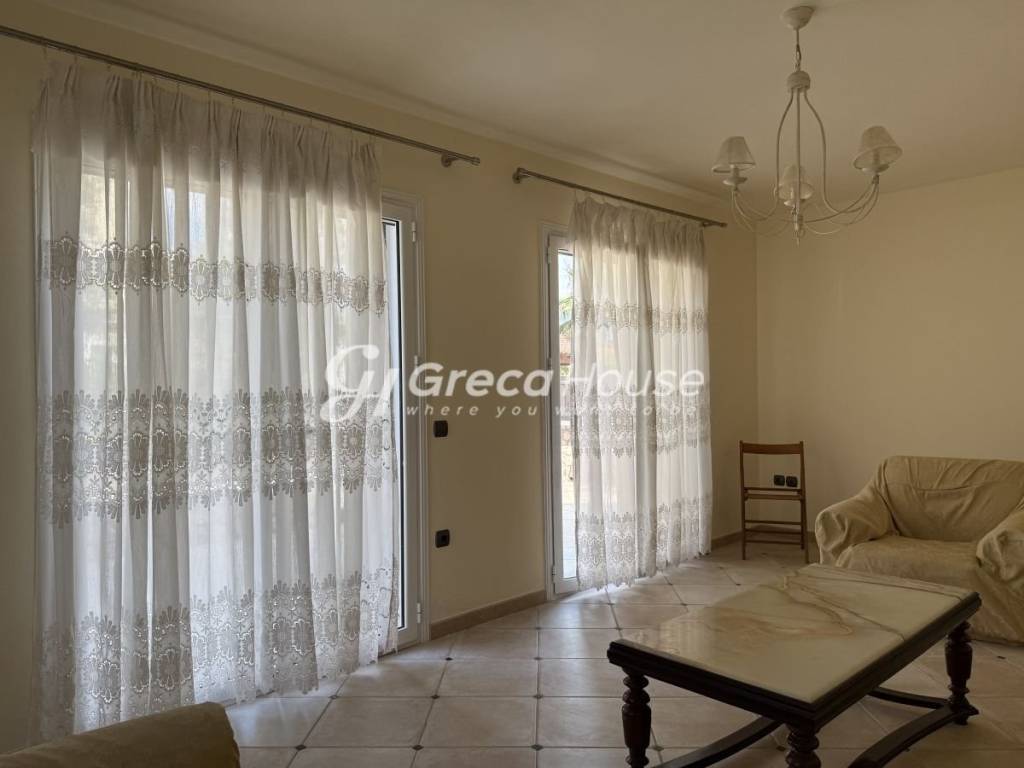 Monokatoikia pros polese Porto CHeli