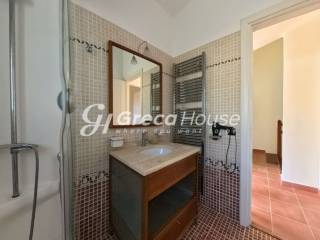 Monokatoikia pros polese Porto CHeli