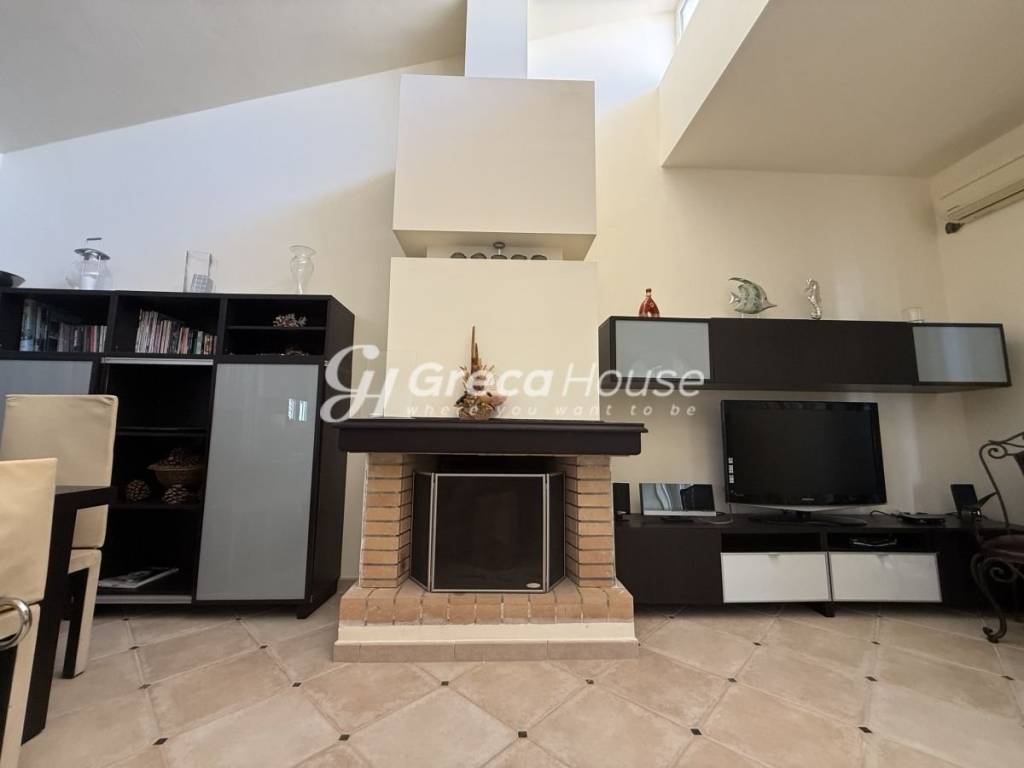 Monokatoikia pros polese Porto CHeli