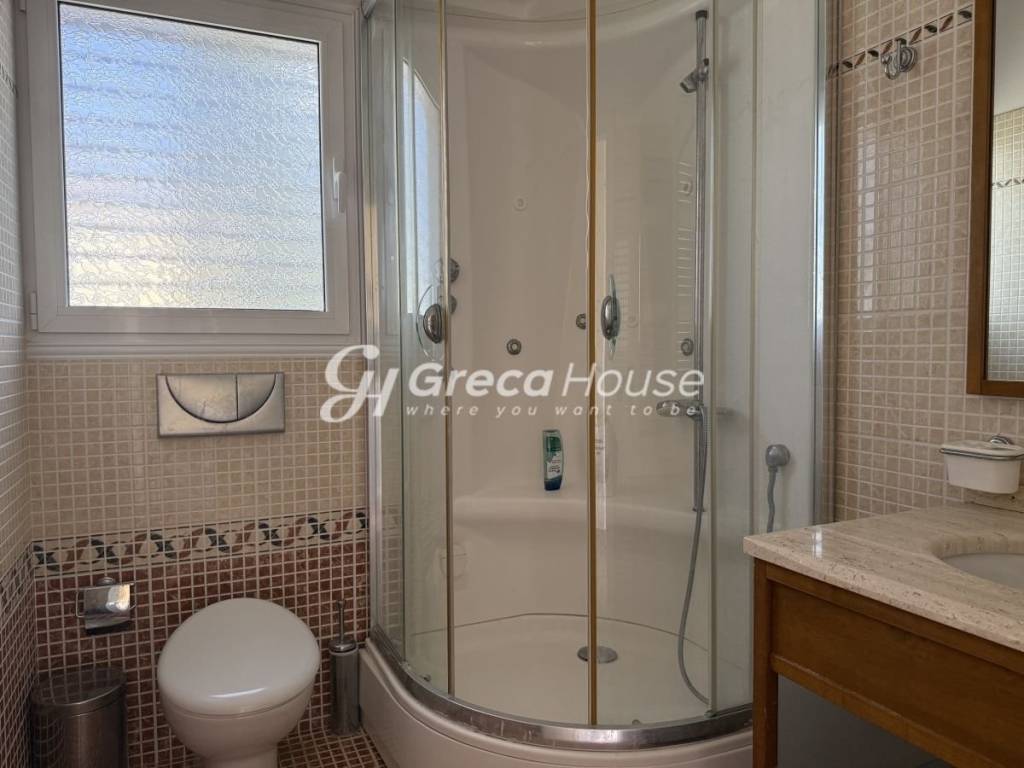 Monokatoikia pros polese Porto CHeli