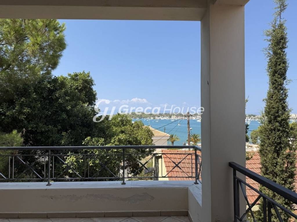 Monokatoikia pros polese Porto CHeli