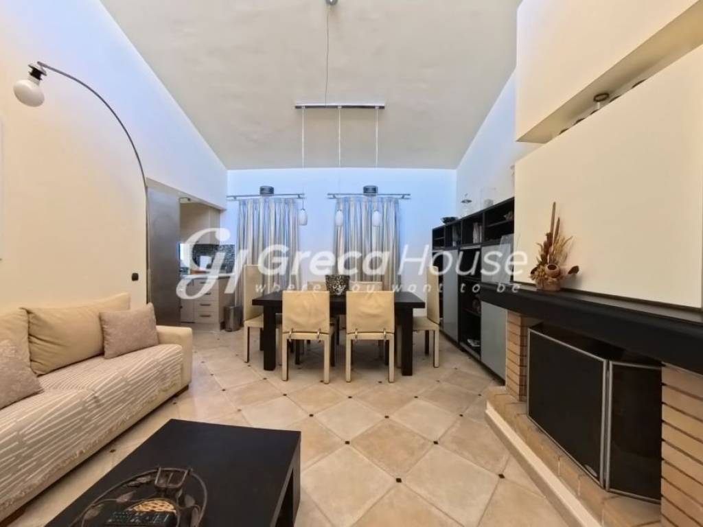 Monokatoikia pros polese Porto CHeli