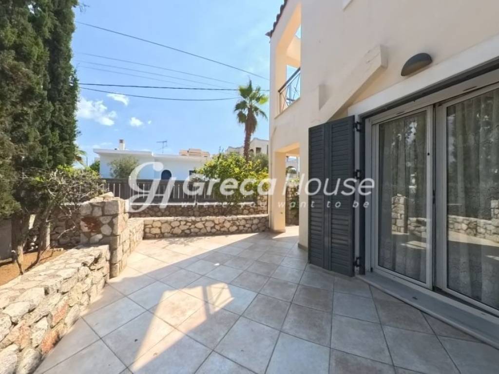 Monokatoikia pros polese Porto CHeli