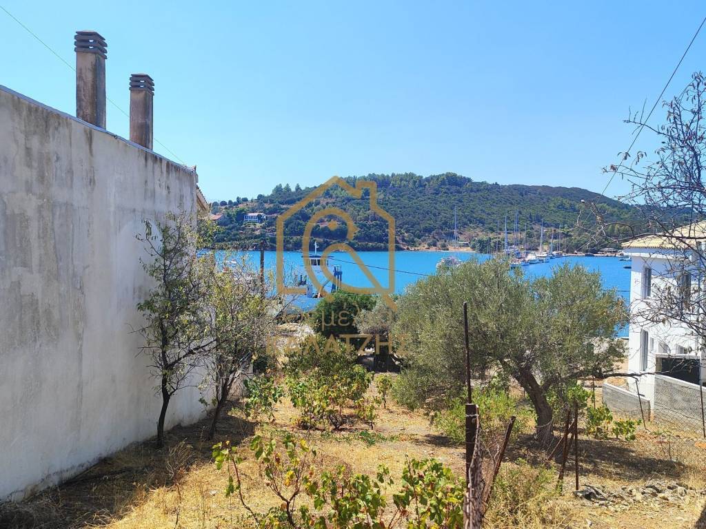 ANEMPODISTE PANORAMIKE THEA STO MEGALO LIMANI TON TRIZONION