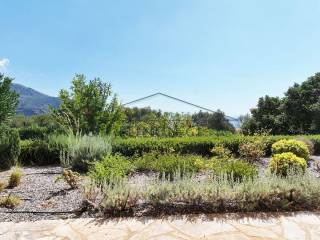 O omorphos peripoiemenos kepos