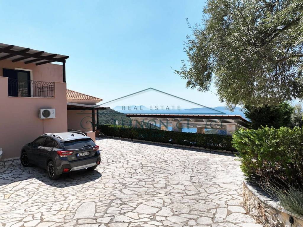 E monokatoikia me ten apithane thea