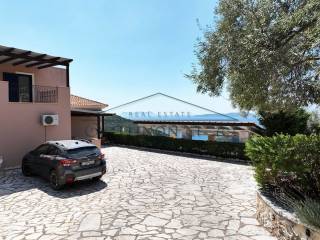 E monokatoikia me ten apithane thea