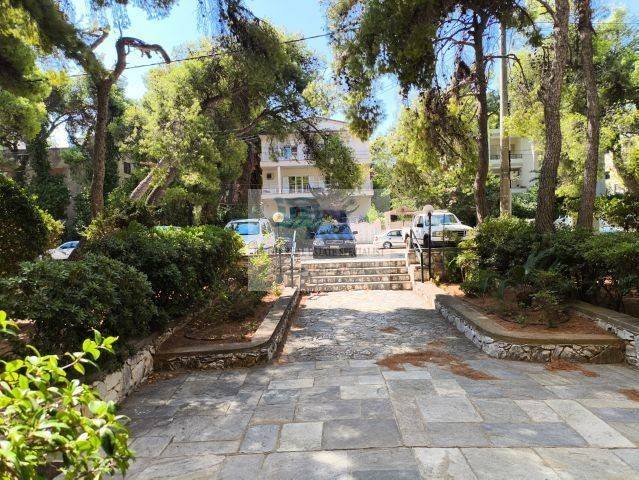 BUILDING&#039;S ENTRANCE