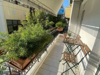 Mpalkoni prosopses me thea ten Plateia Demarcheioy