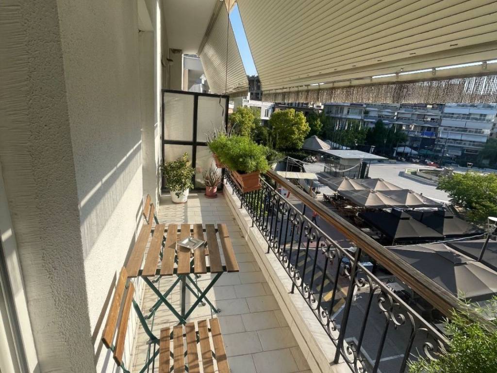 Mpalkoni prosopses me thea ten Plateia Demarcheioy