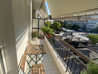 Mpalkoni prosopses me thea ten Plateia Demarcheioy