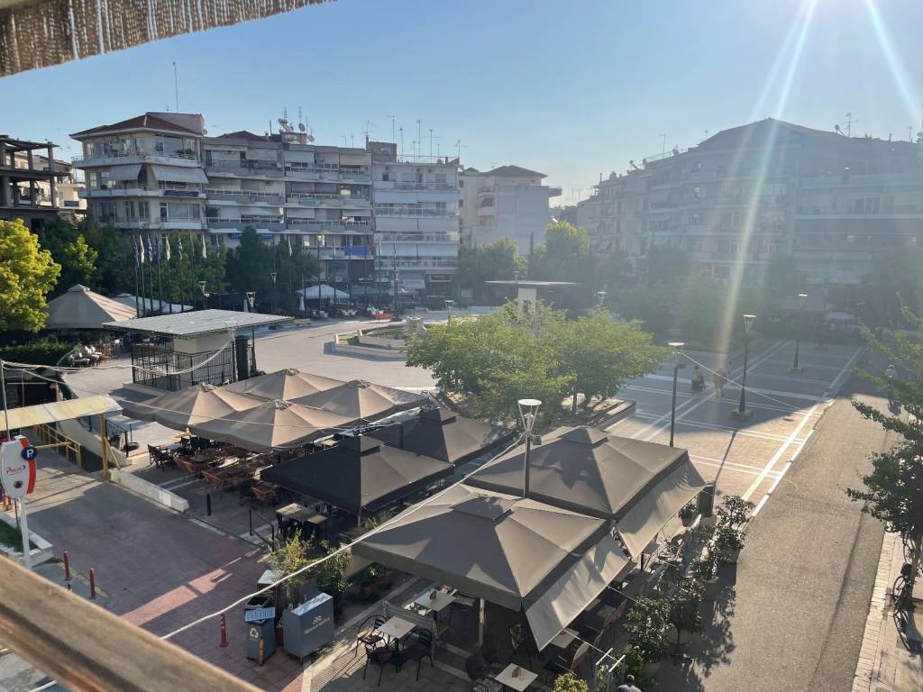 Mpalkoni prosopses me thea ten Plateia Demarcheioy