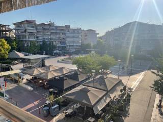 Mpalkoni prosopses me thea ten Plateia Demarcheioy