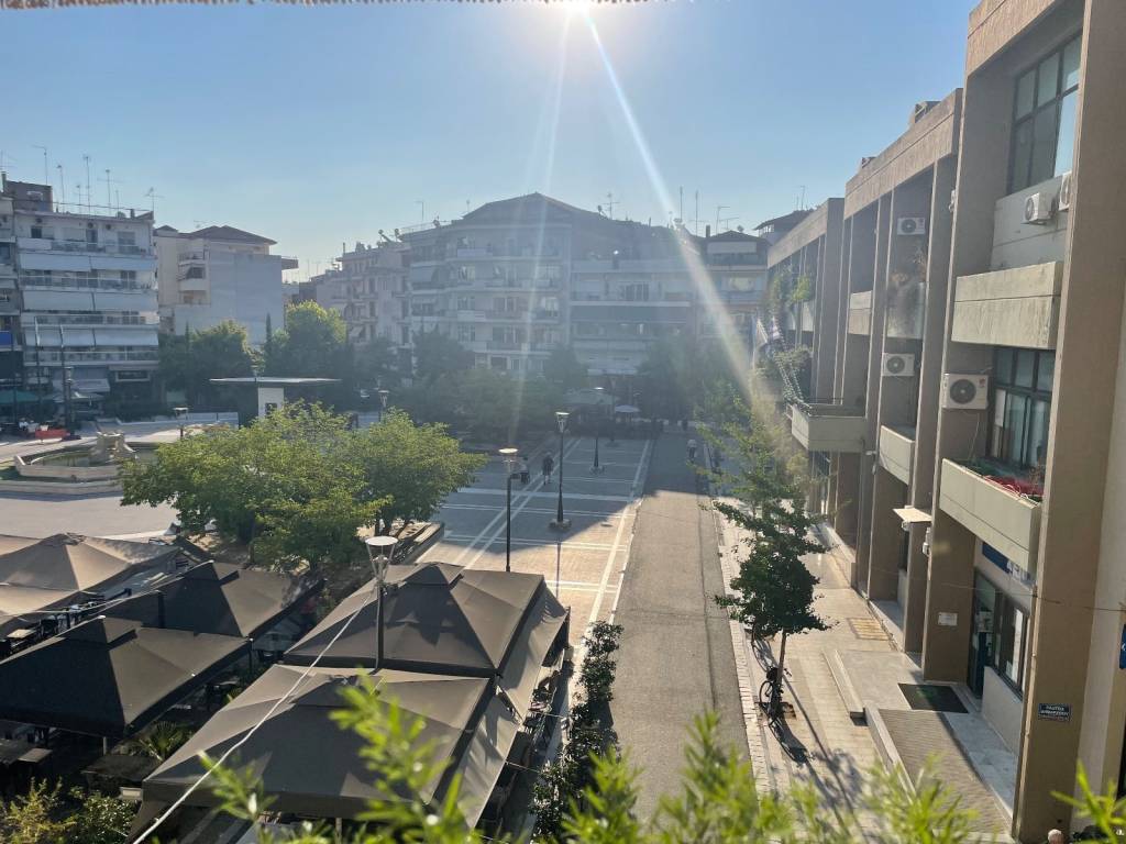 Mpalkoni prosopses me thea ten Plateia Demarcheioy