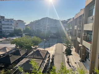 Mpalkoni prosopses me thea ten Plateia Demarcheioy