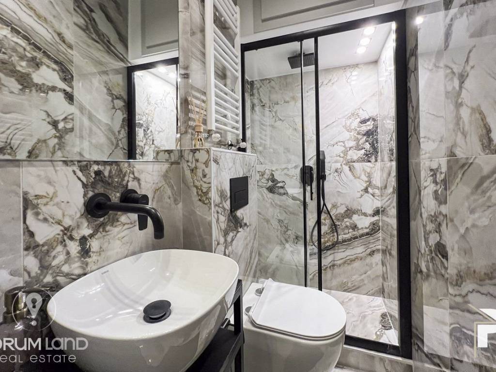 Forumland Real Estate, Μπάνιο