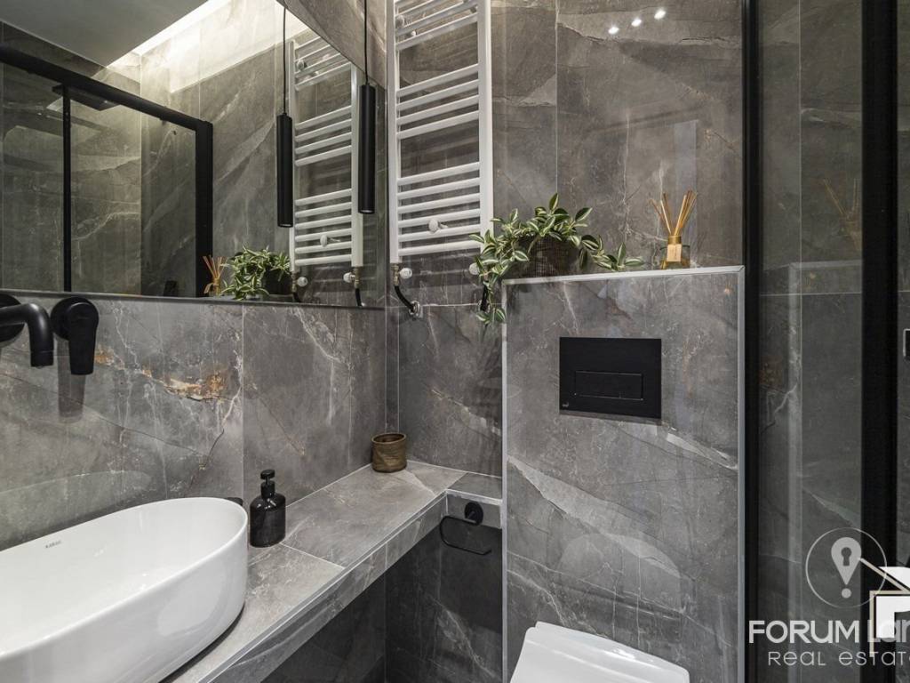 Forumland Real Estate, Μπάνιο