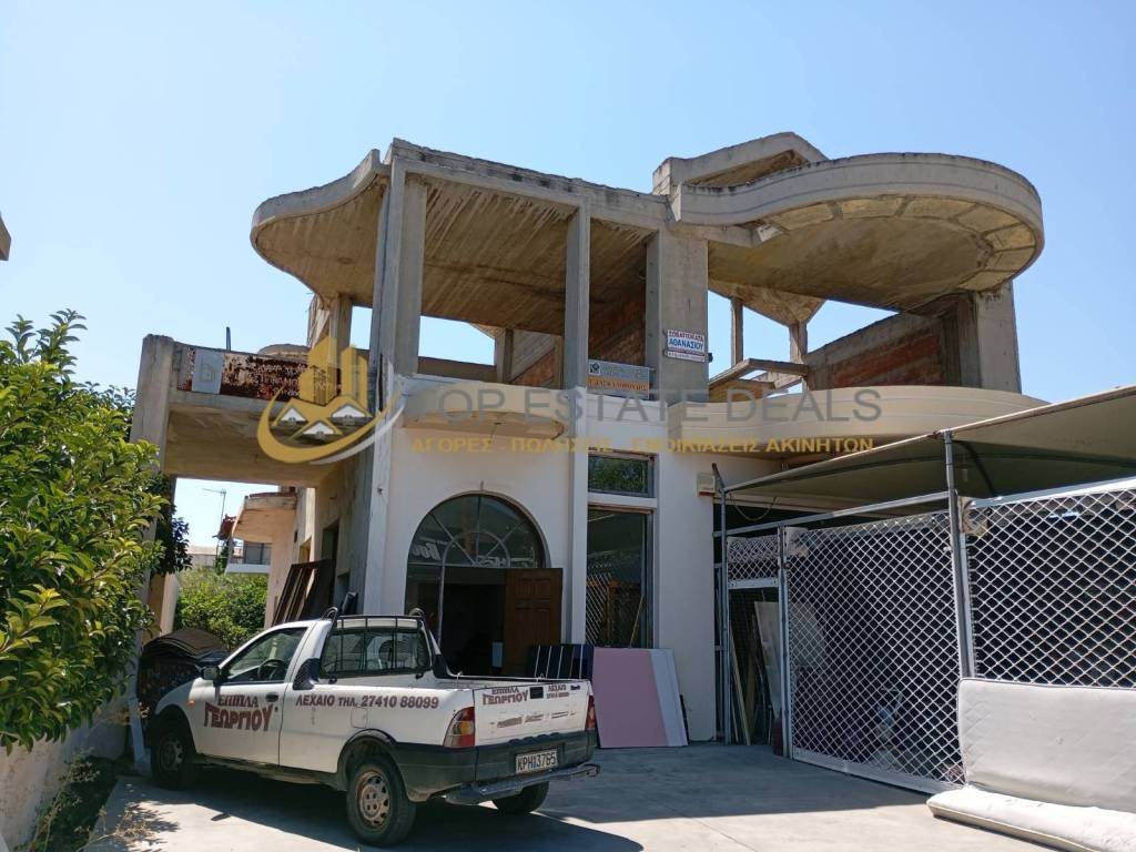 διακρίνονται τα 2 ισόγεια διαμερίσματα