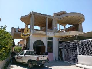 διακρίνονται τα 2 ισόγεια διαμερίσματα