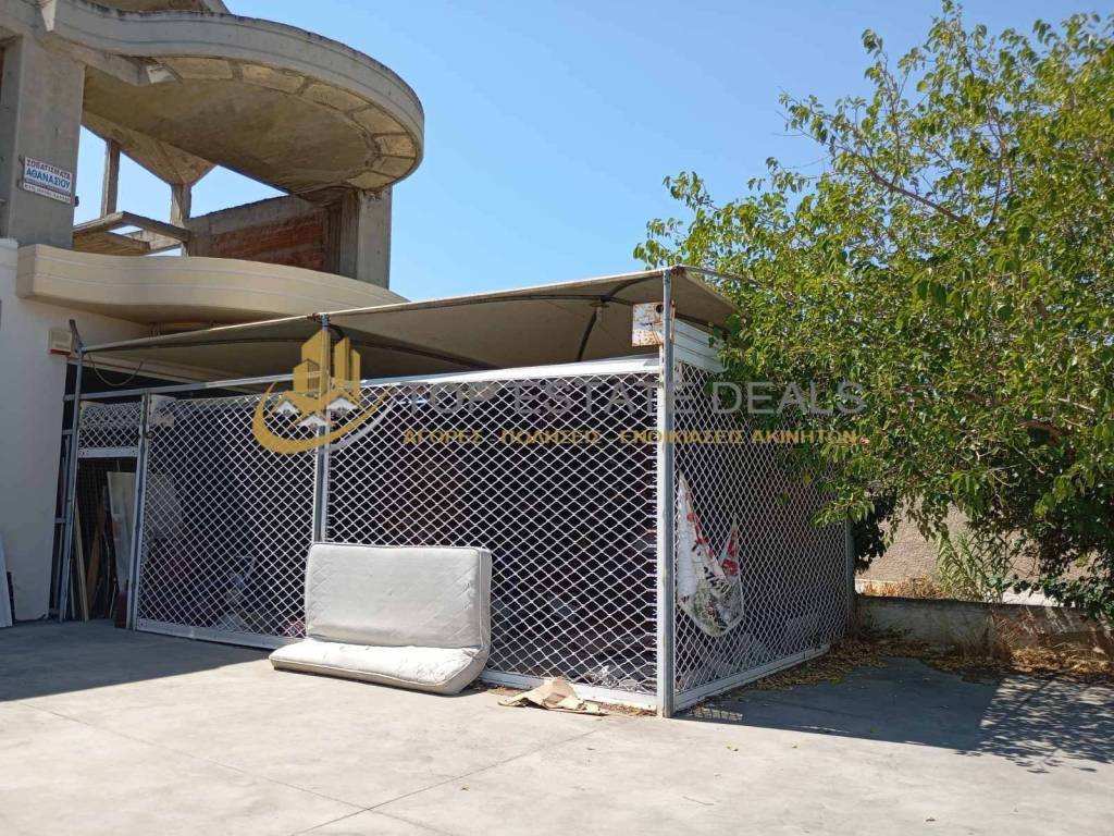 είσοδος δεύτερου καταστήματος-στεγασμένος χώρος