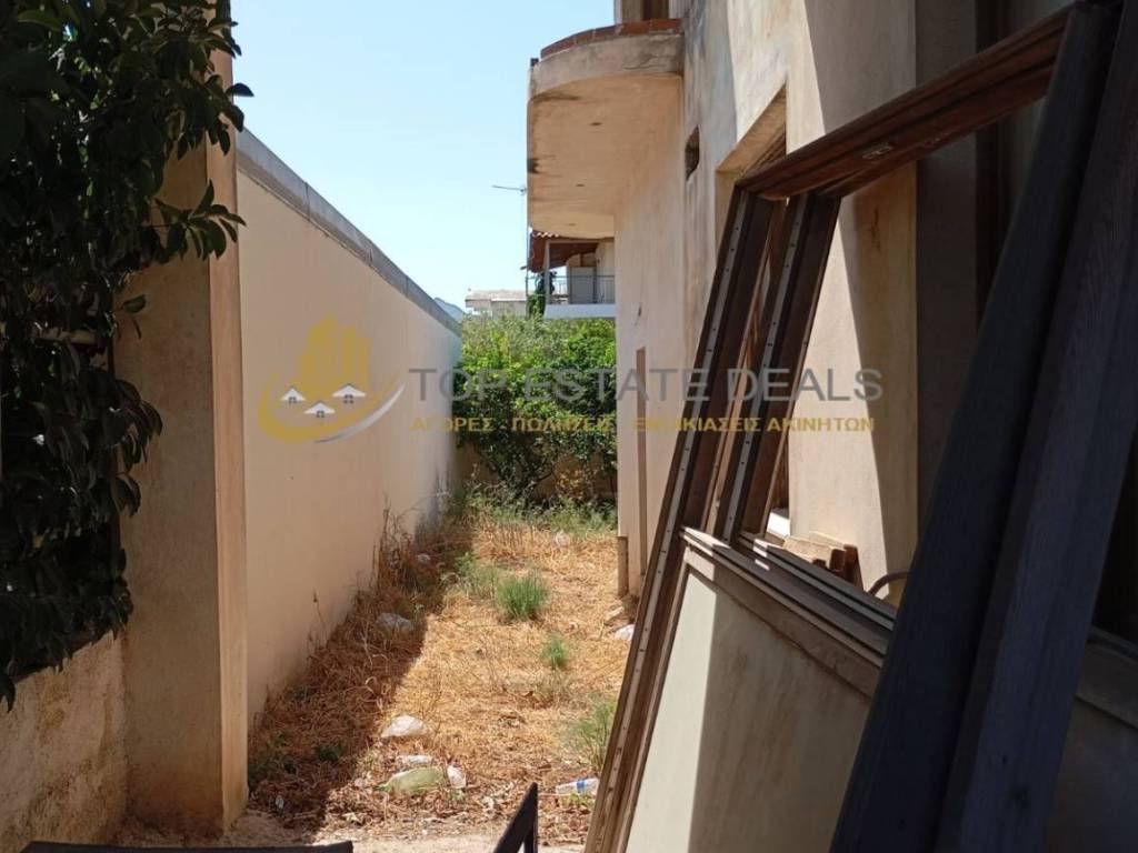 διάδρομος προς το κλιμακοστάσιο για τα διαμερίσματα