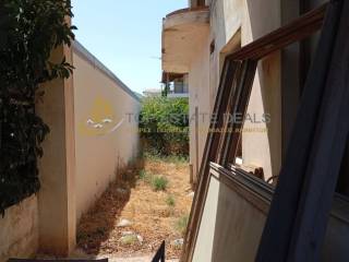 διάδρομος προς το κλιμακοστάσιο για τα διαμερίσματα