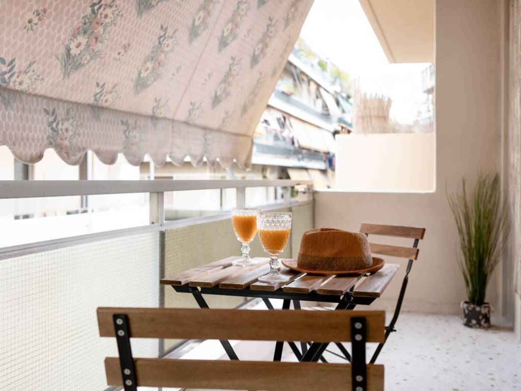 Eyrychoro photeino mpalkoni me tentes.