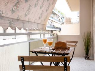 Eyrychoro photeino mpalkoni me tentes.