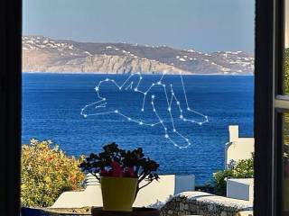Η θέα προς τη Μύκονο από το καθιστικό