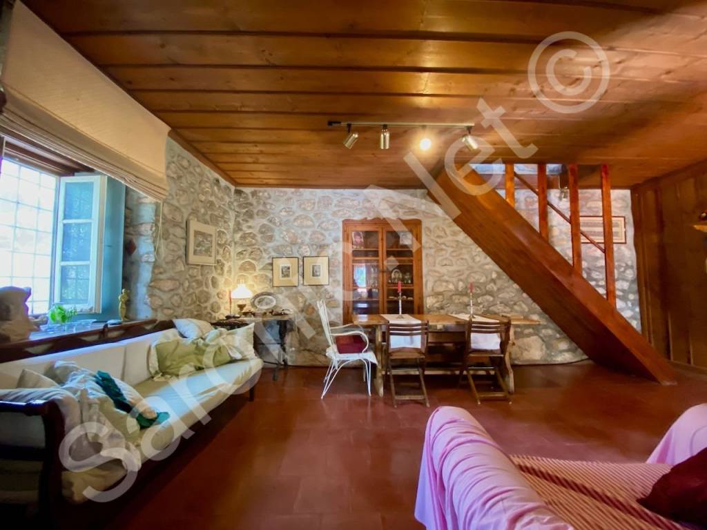 Mid-level stairs to top-level