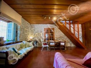 Mid-level stairs to top-level