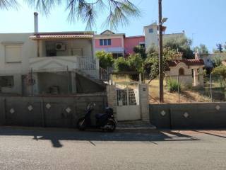 Το οικόπεδο με το σπίτι και το εκκλησάκι