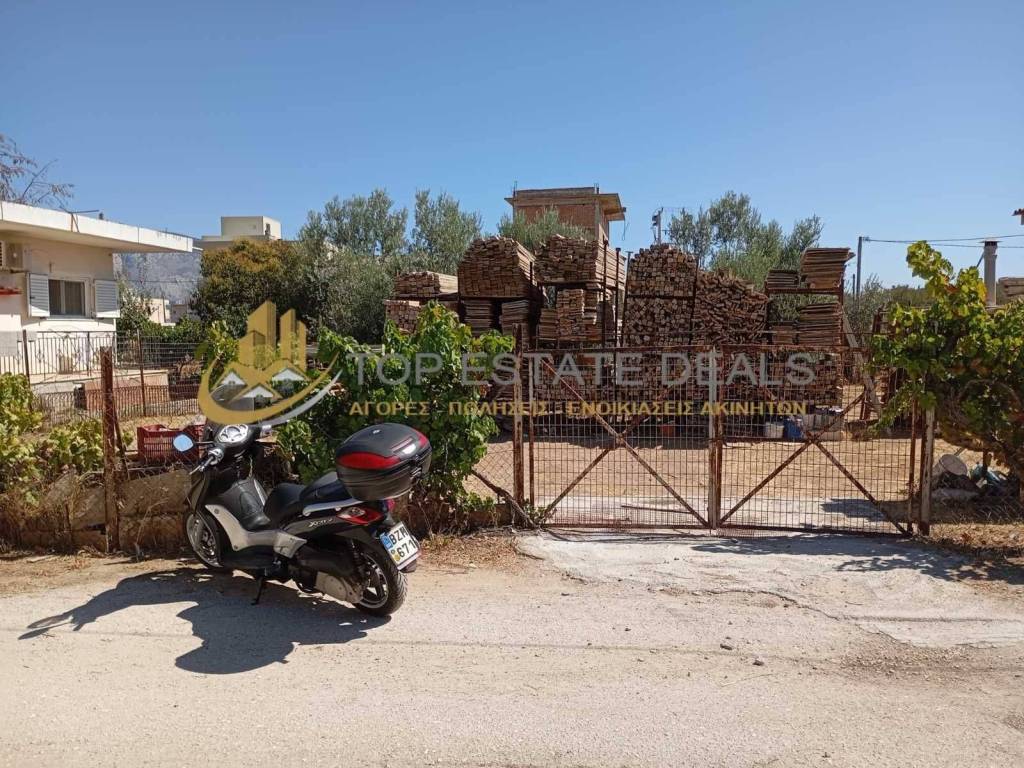 Είσοδος περιφραγμένου οικοπέδου