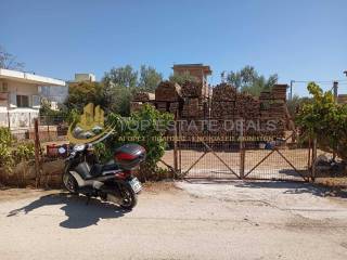 Είσοδος περιφραγμένου οικοπέδου