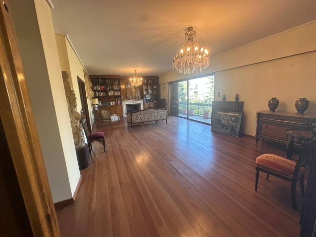 ΜΕΓΑΛΟ ΣΑΛΟΝΙ