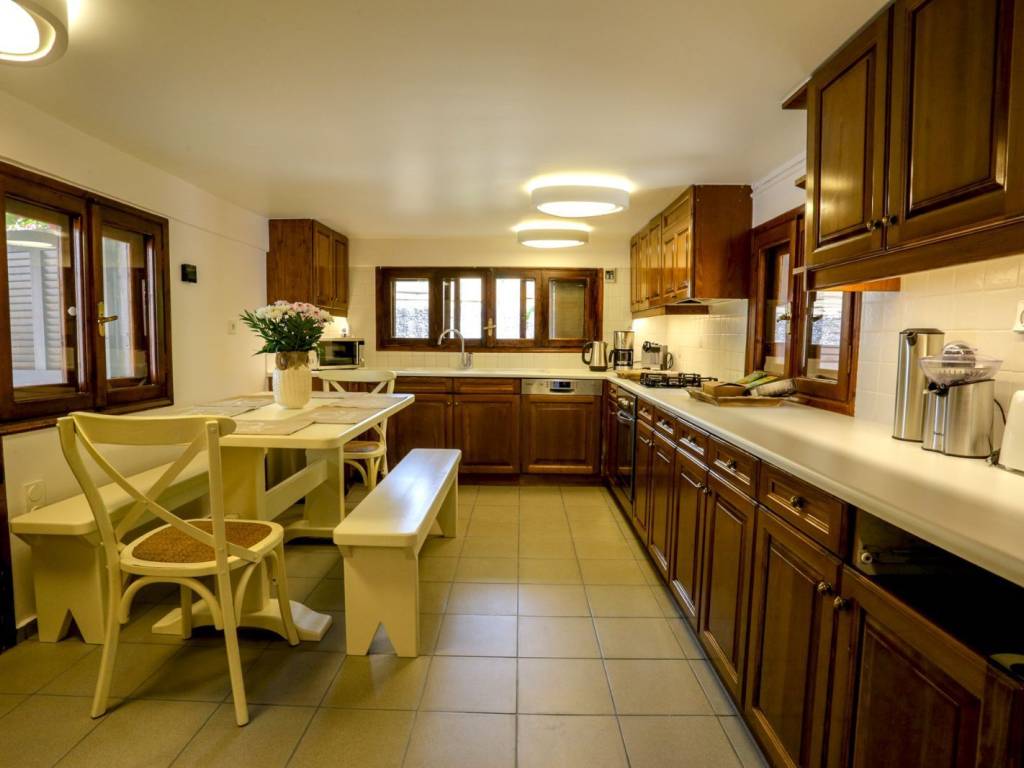 ANETE KAI LEITOYRGIKE KOYZINA