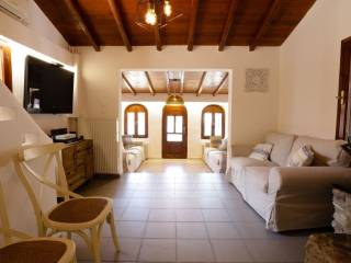 MEGALOI KAI OMORPHOI CHOROI