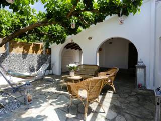 DIOROPHE MONOKATOIKIA 130 T.M. ME OMORPHE PLAKOSTROTE BERANTA