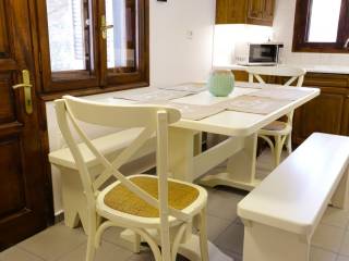 E KOYZINA EINAI PLEROS EXOPLISMENE