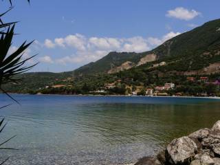 LIGA BEMATA APO TEN KATOIKIA APLONETAI E PARALIA