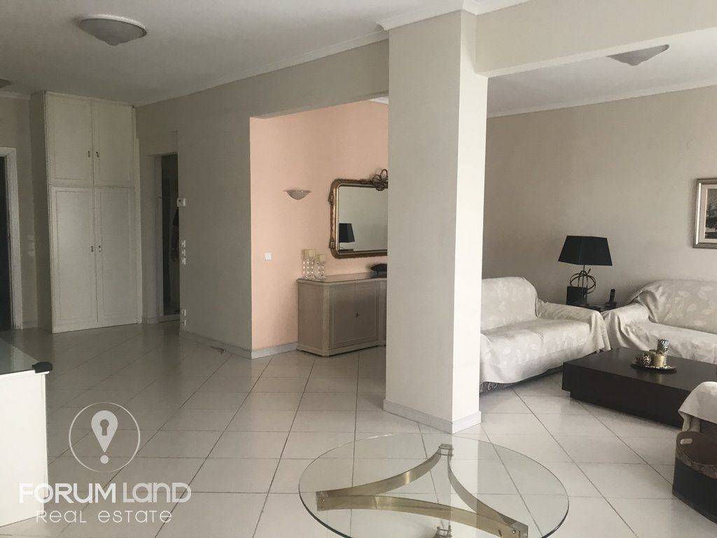 Forumland Real Estate, σαλόνια