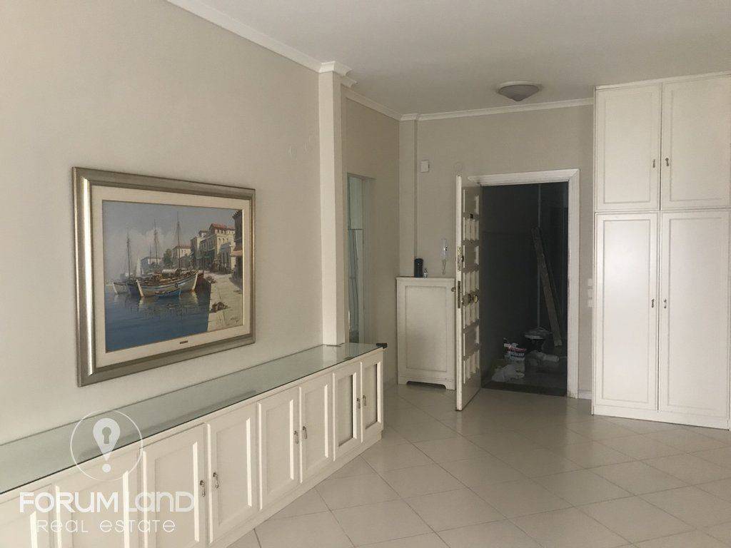 Forumland Real Estate, Είσοδος