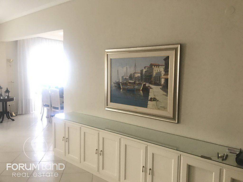 Forumland Real Estate, σαλόνι με τραπεζαρία