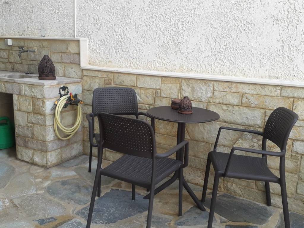 Αυλή μα πέτρα Καρύστου